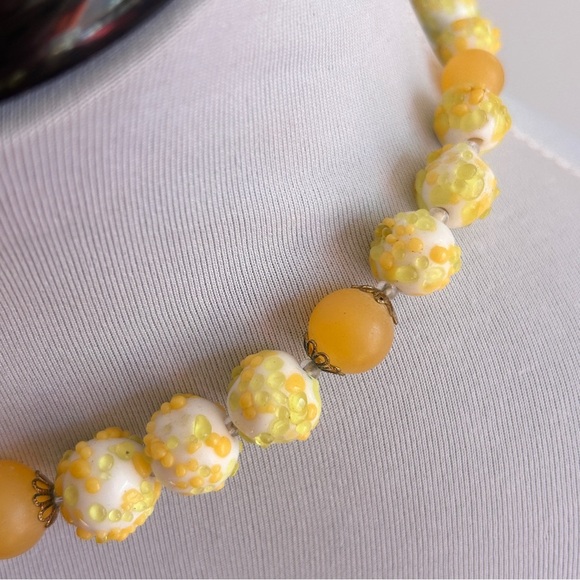 Vintage Yellow Lucite Necklace 1960s Floral Beads Mod Retro Mid Century Jewelry - Picture 9 of 9
